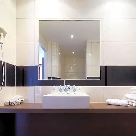 Kyriad Centre 3*