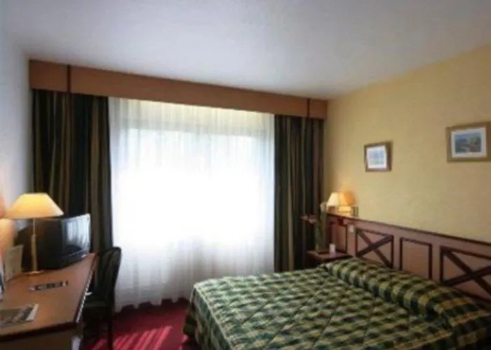 فندق Kyriad Centre 3*